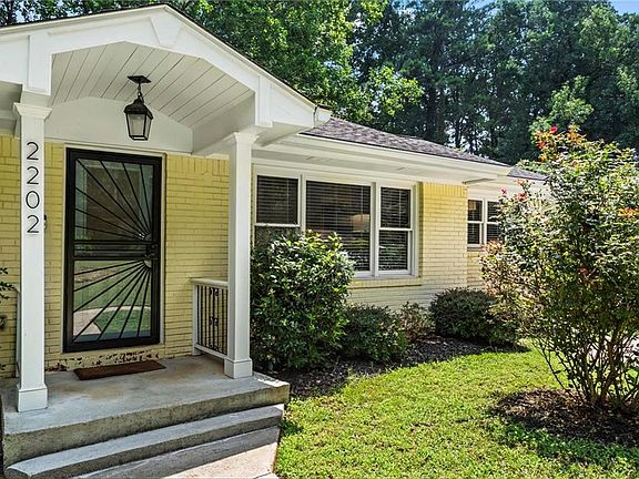 2nd image of 2202 Lilac Ln