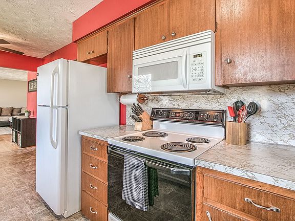 3rd image of 8811 Valley View Dr