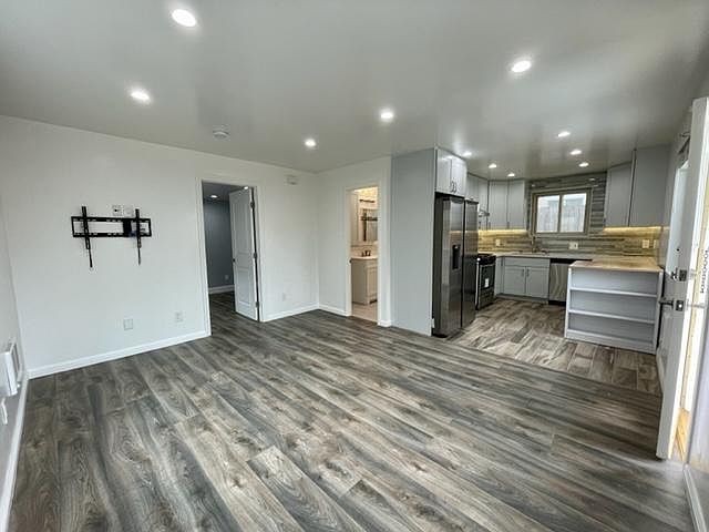 1st image of 520 1st Ave