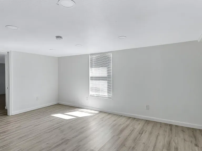 2735 Stuart Dr — Photo 10