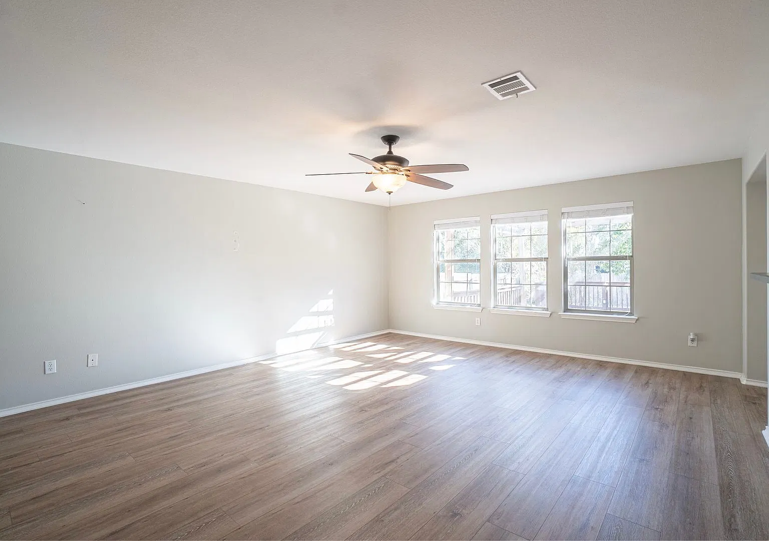 5 Bed / 3 Bath Pflugerville Home with Expansive Deck! — Photo 3