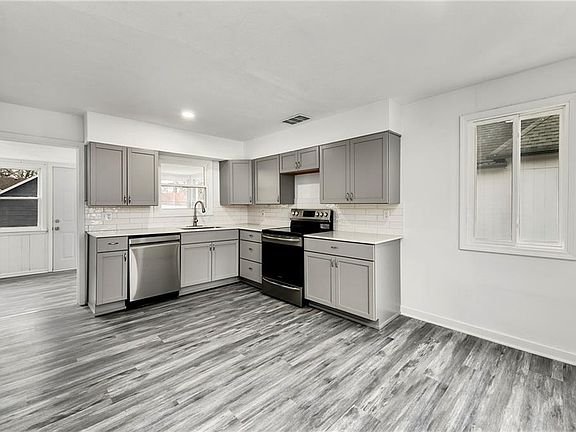 5th image of 209 Brown Ave