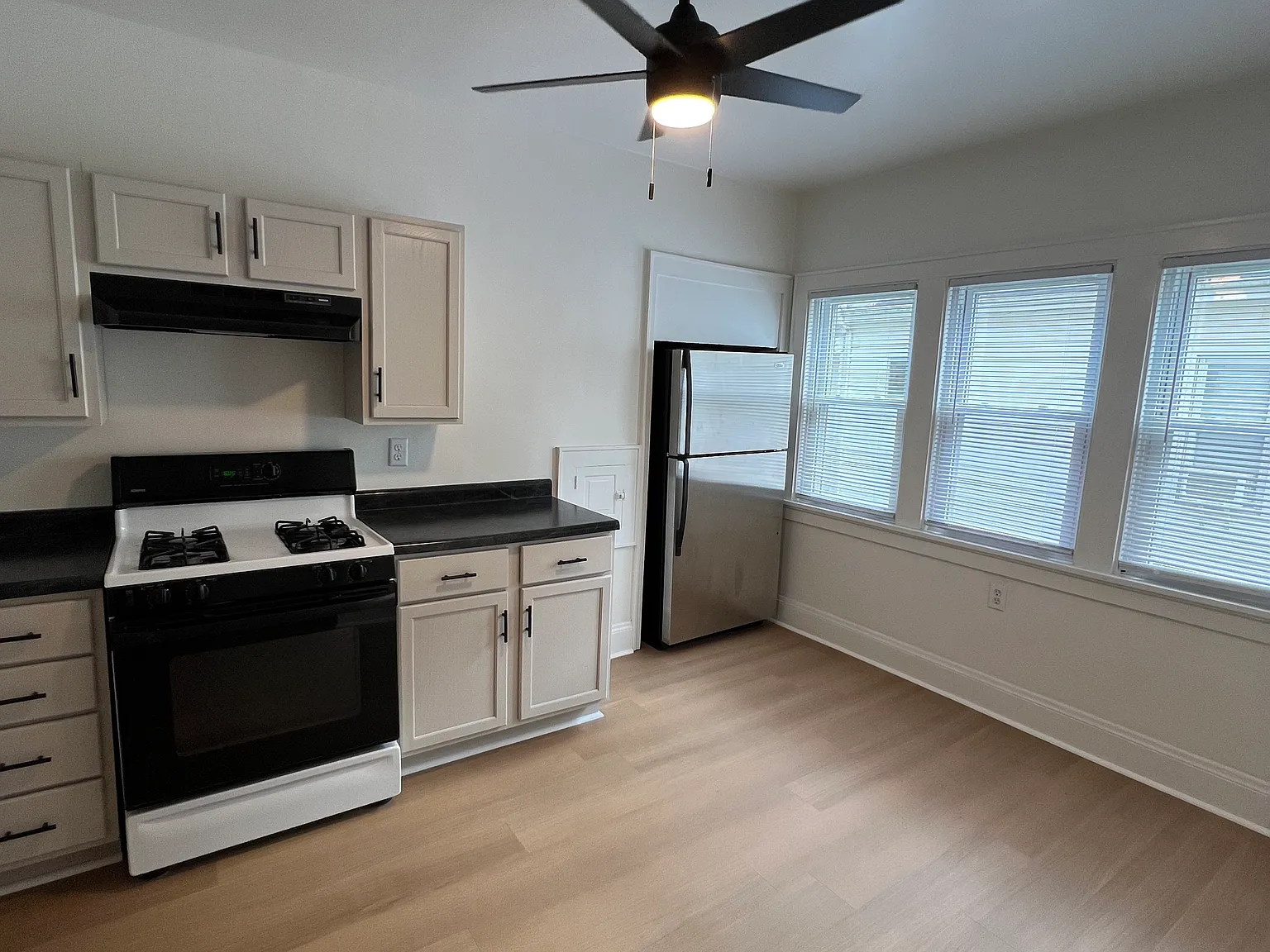 2 bed, 1000 sqft, $1,625 — Photo 2