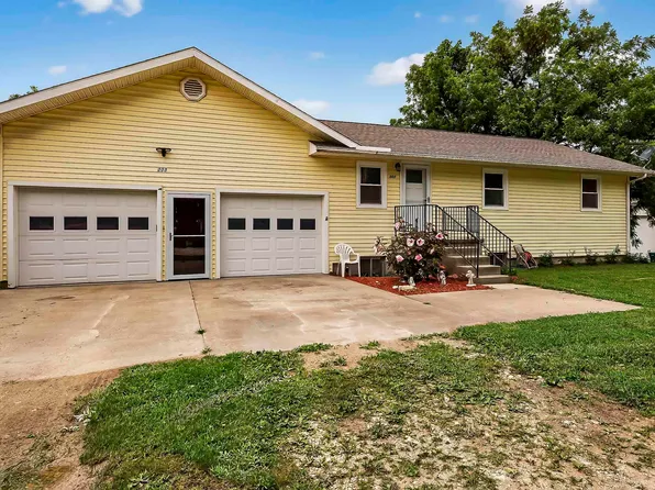 203 Lovejoy St, Circleville, KS 66416