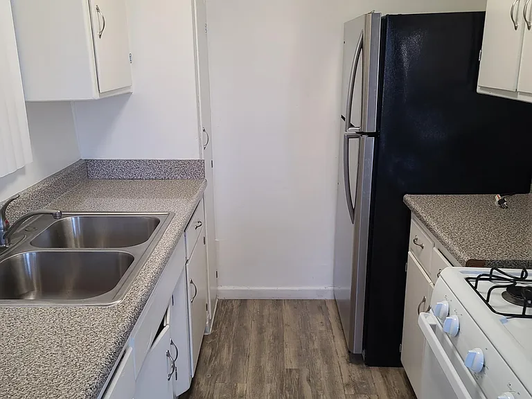 425 S Alexandria Ave — Photo 22
