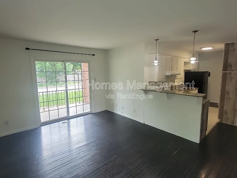770 E 61st St #1 — Photo 2