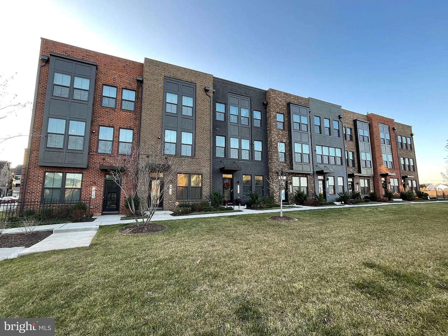 3 bed, 2080 sqft, $3,300 — Photo 4