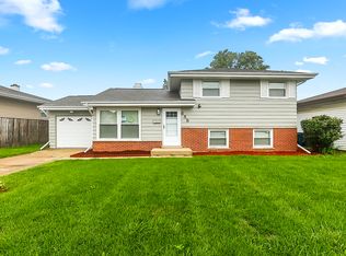 688 W Lake Park Dr, Addison, IL 60101