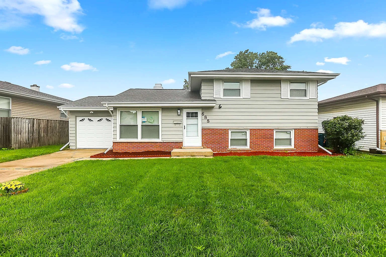 688 W Lake Park Dr photo 1