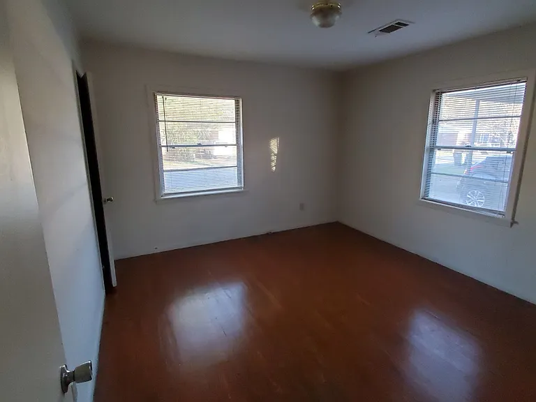 3208 Whitfield St — Photo 4