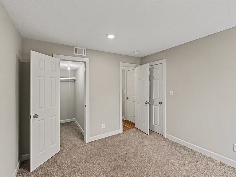 Meadowbrook Apartments — Photo 15