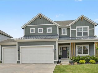 1422 SW Georgetown Dr, Lees Summit, MO 64082