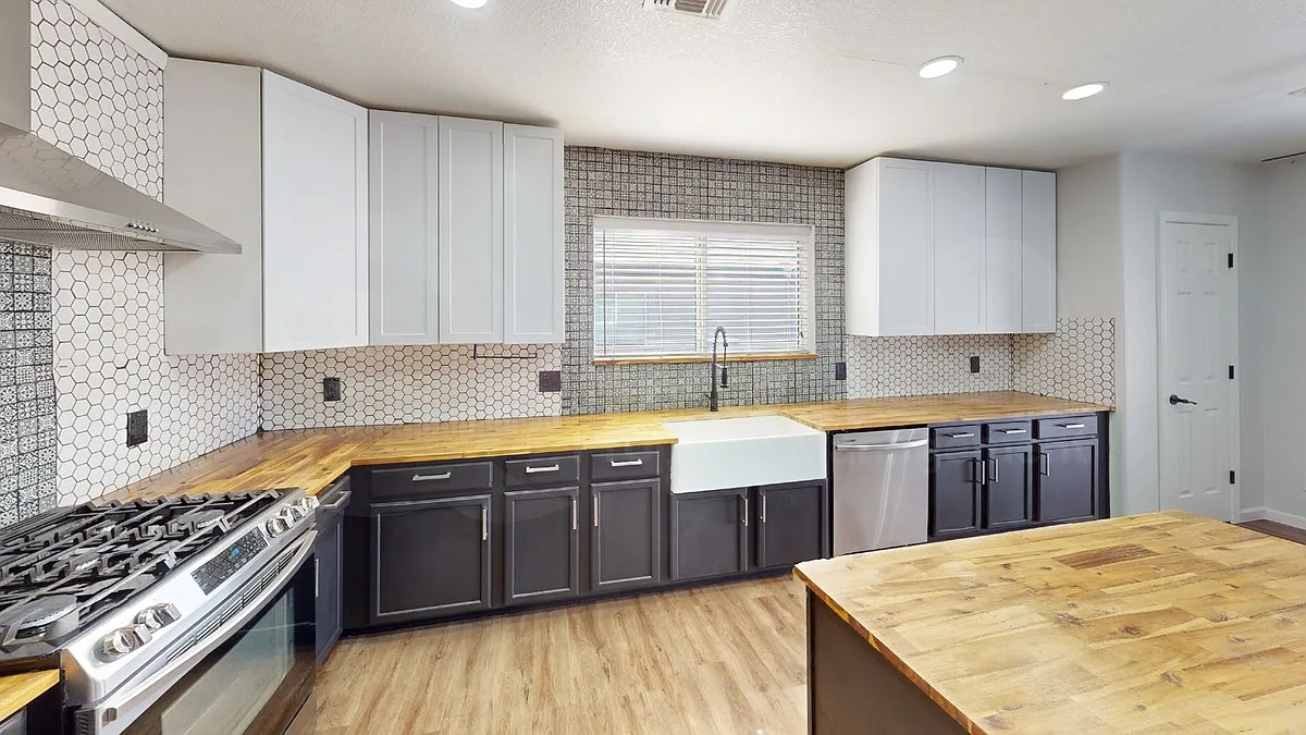 5 bed, 2.0 bath, 1990 sqft, $2,099 — Photo 4