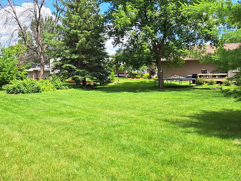 3/4 acre yard on cul-de-sac
