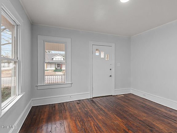 5th image of 414 E Baker Street