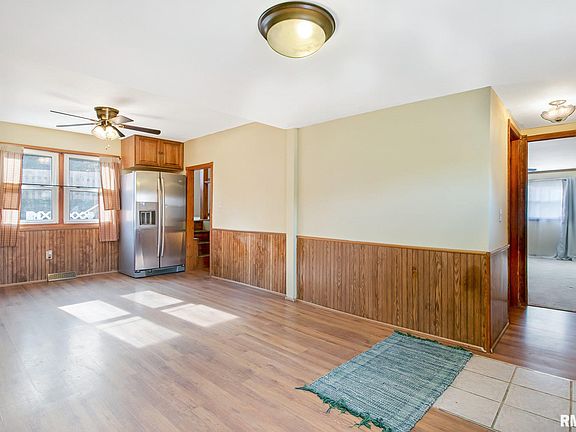 3rd image of 225 14th Ave E