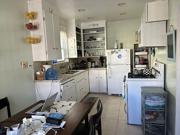 2nd image of 610 Jasmine Ave