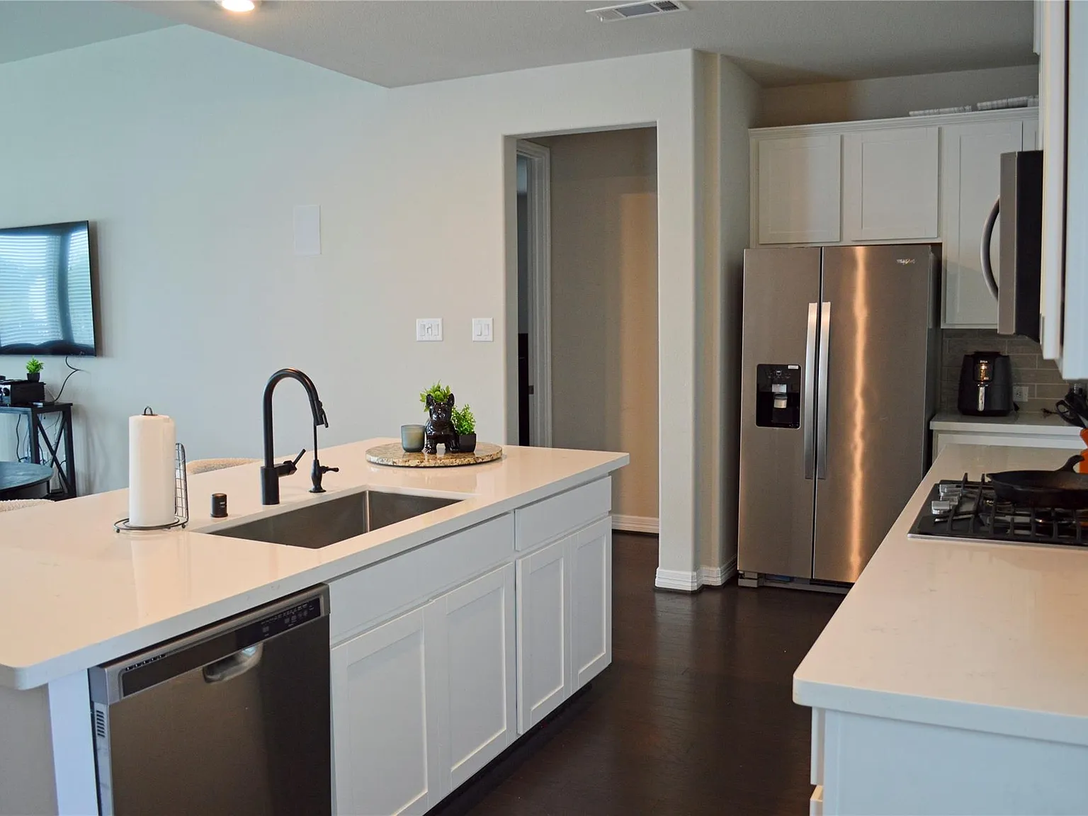 4 bed, 2.5 bath, 2406 sqft, $3,100 — Photo 4