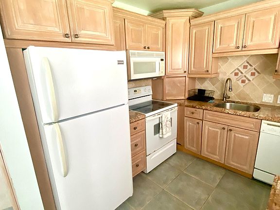 3rd image of 392 Brighton J