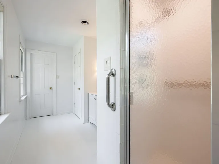 2401 Scarsborough Dr — Photo 29