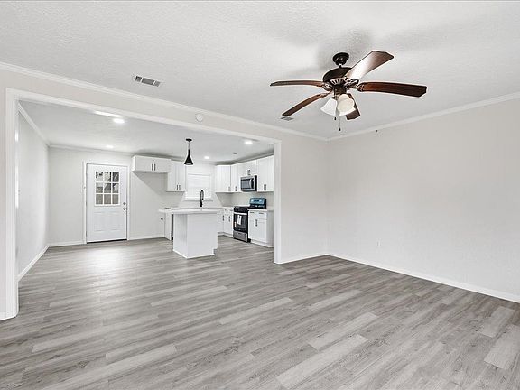 5th image of 3165 Cartwright St