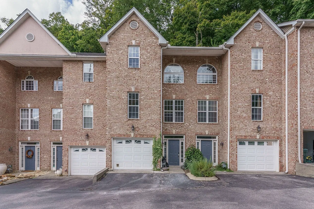 3 bed, 2706 sqft, $2,875 — Photo 2