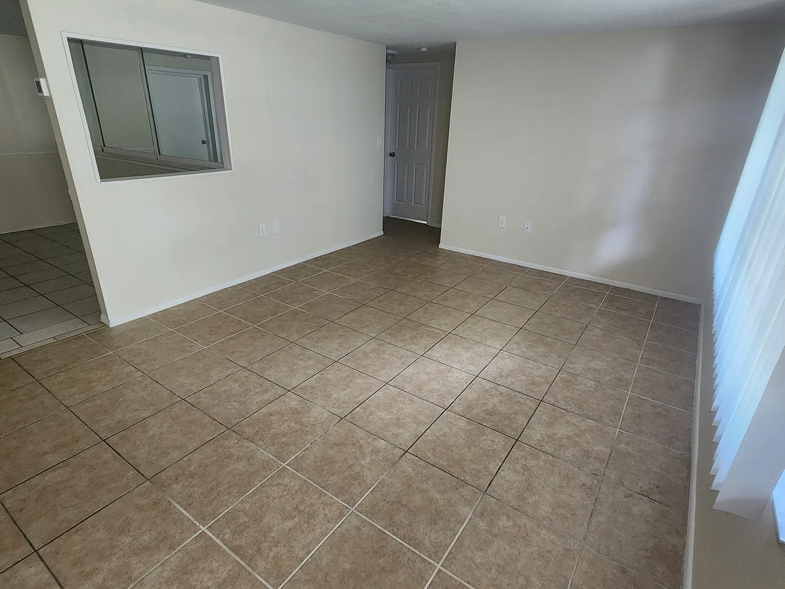 3 bed, 1070 sqft, $1,575 — Photo 3