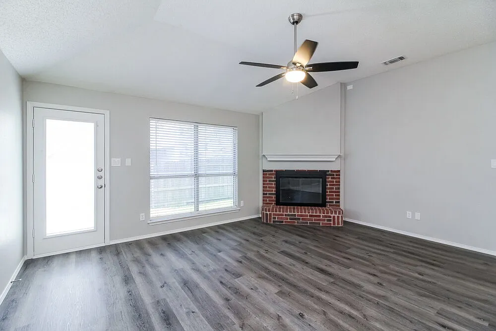 4 bed, 2.0 bath, 1888 sqft, $2,445 — Photo 3