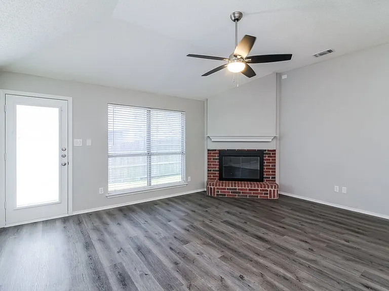603 Wolcott Ln — Photo 3