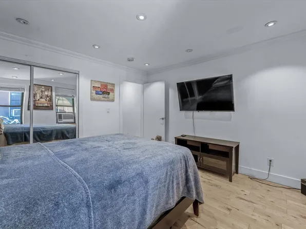 698 Lexington Avenue image 21 of 36