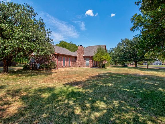 4th image of 1219 Kiowa Dr E