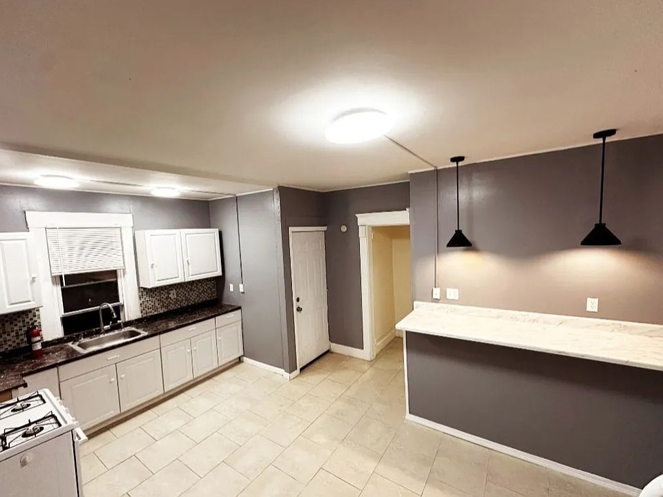 1st image of 60 Frank St Unit 2