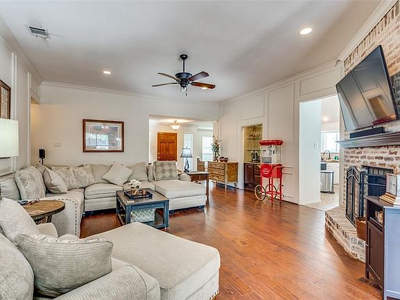 3rd image of 3840 Parkmont Dr