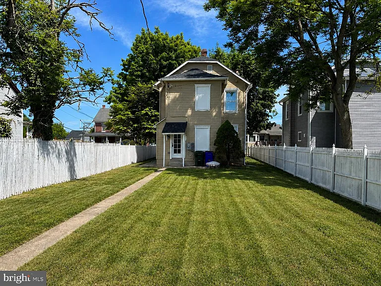 909 Corbett St — Photo 36
