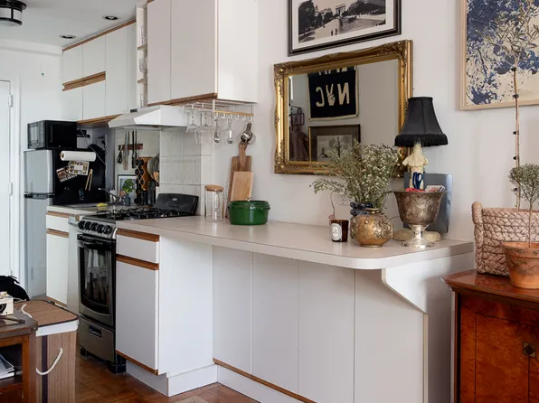433 West 34th Street 2B image 2 of 10