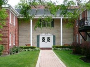 605 Waukegan Rd APT 1C, Glenview, IL 60025