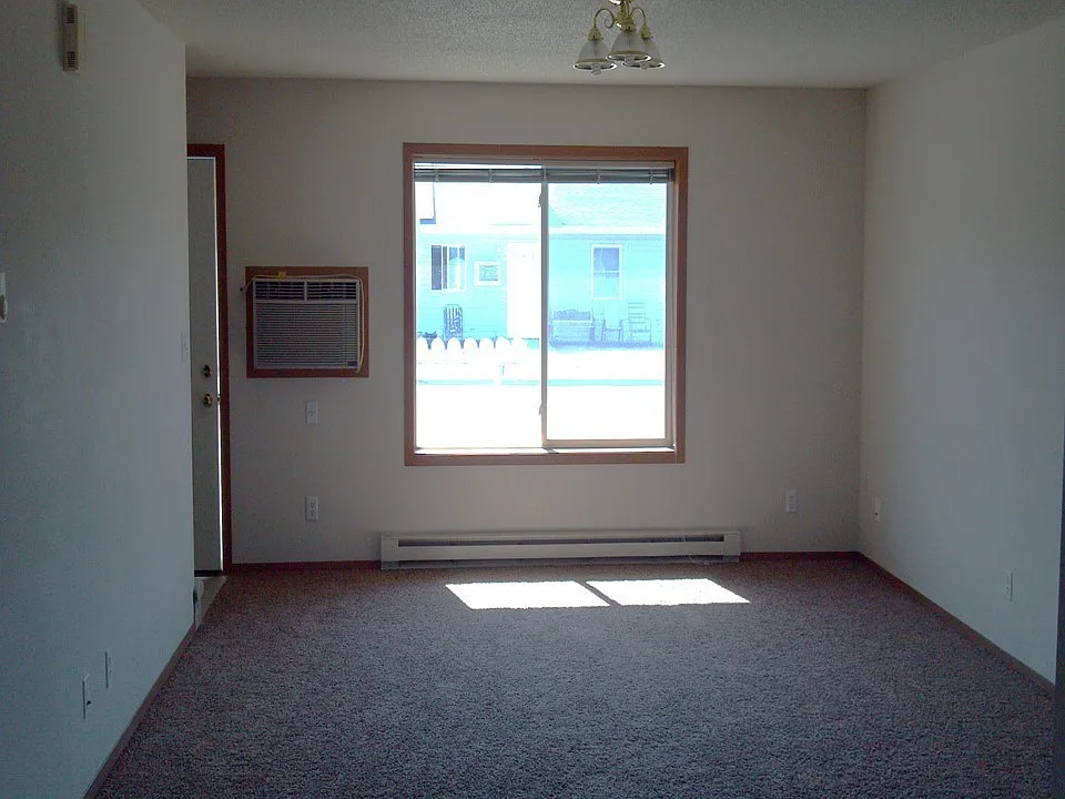 605 - 606 E Spruce Court — Photo 3