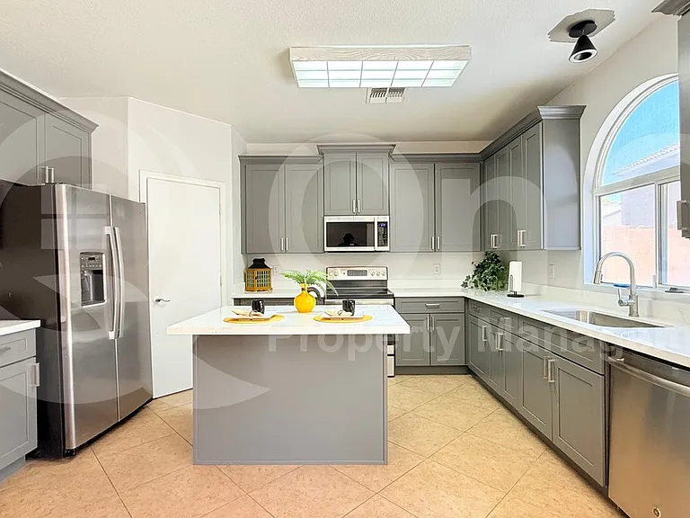 1103 E Grove St — Photo 8