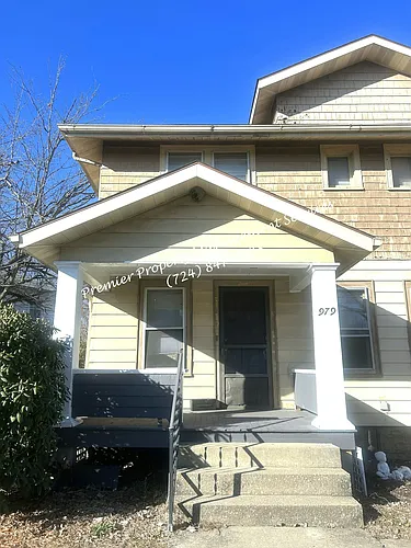 979 King St Photo 1
