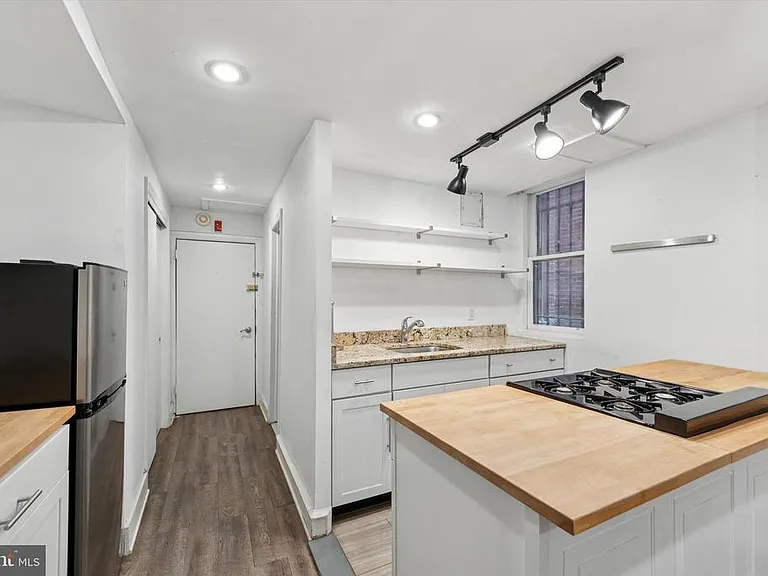 240 S 13th St #B — Photo 8