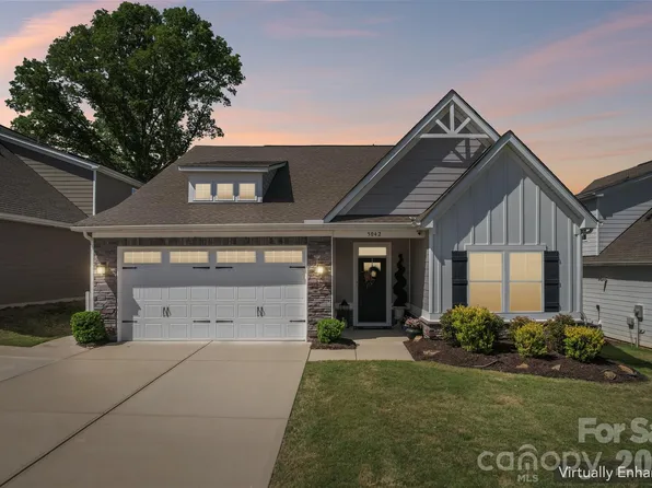 5042 Summer Surprise Ln, Charlotte, NC 28215
