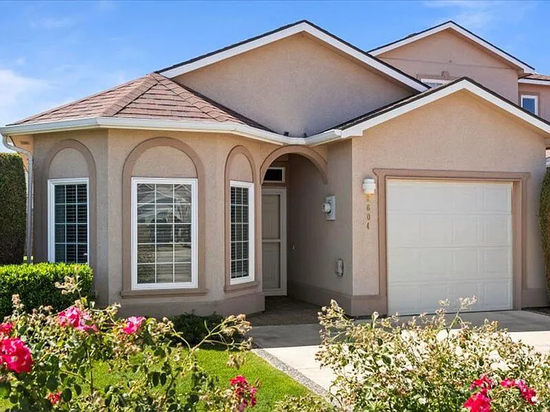 3 bed, 2.0 bath, 1280 sqft, $2,100 — Photo 2