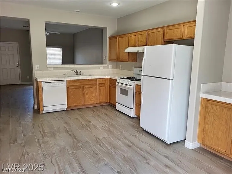 7531 Redwood Point St — Photo 3