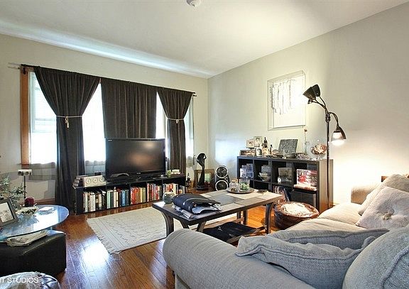 3rd image of 2822 N Mulligan Ave