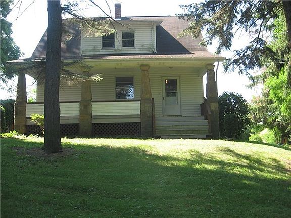 WELCOME TO 125 JANET LANE!  A 3 BEDROOM 2 1/1 BATH HOME WITH MASTER AND LAUNDRY LOCATED ON THE FIRST FLOOR!