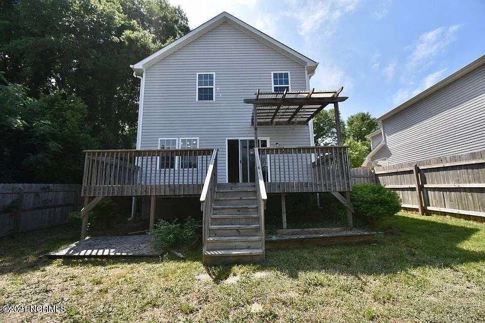 3 bed, 2.5 bath, 1360 sqft, $2,150 — Photo 2