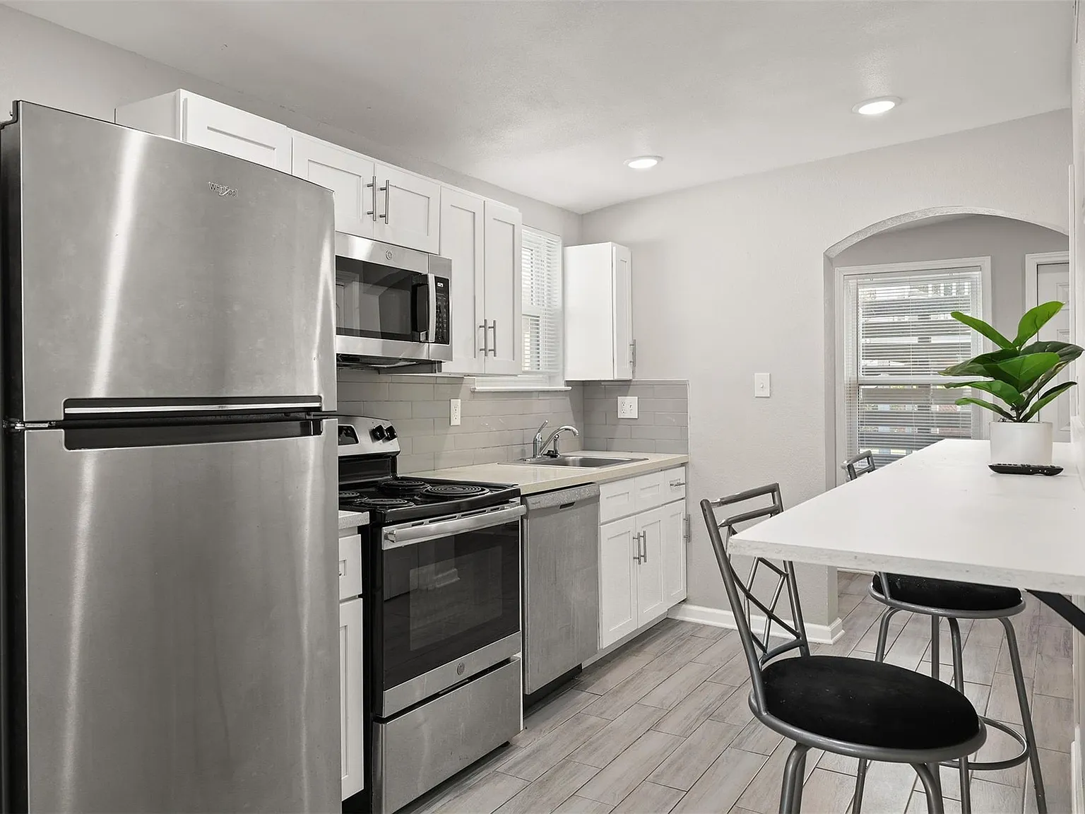 2 bed, 1.0 bath, 2072 sqft, $1,450 — Photo 2