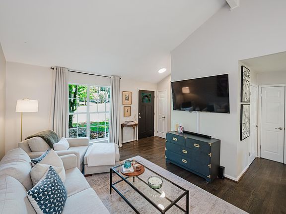 4th image of 2400 Glenmore Ct