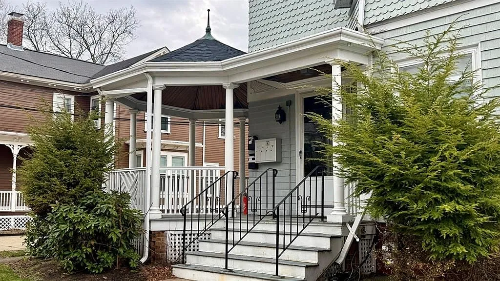 Building Photo - 209 Cottage St #3