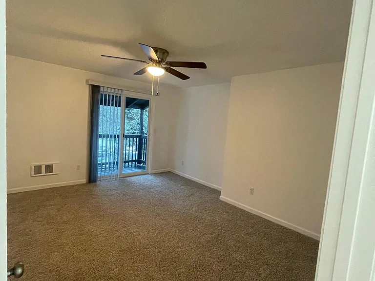 2075 NE Holliday Ave — Photo 7